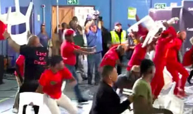 Nghị sĩ Nam Phi đánh nhau trong buổi phát sóng trực tiếp