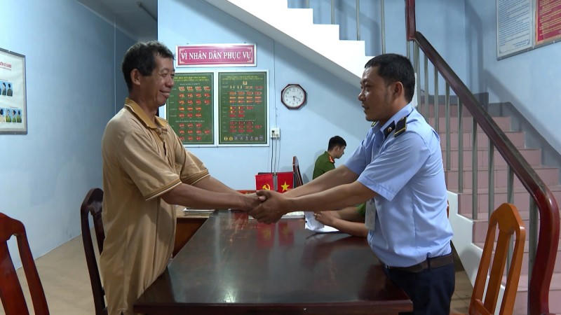 Ông Nguyễn Ngọc Tuấn (trái) bắt tay cảm ơn anh Định.