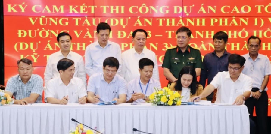 Lãnh đạo tỉnh Đồng Nai và Bộ Xây dựng chứng kiến đại diện Sở Xây dựng, chủ đầu tư và các nhà thầu Dự án thành phần 1, Dự án Đường cao tốc Biên Hòa - Vũng Tàu ký cam kết.