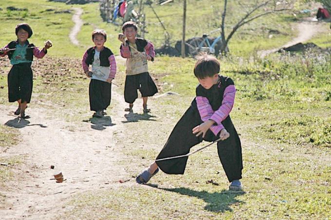 Nam thiếu niên thì chơi ném quay.