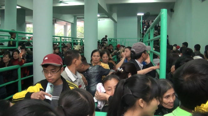 Cáp treo lên động Hương Tích quá tải, nhiều người mệt mỏi xếp hàng