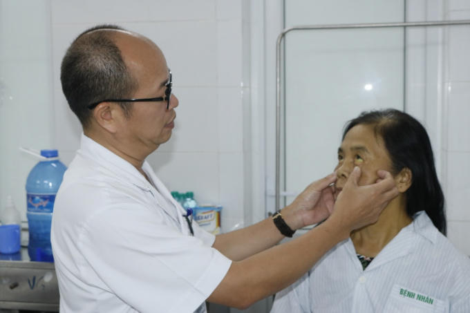 BS_Cuong_tham_kham_cho_bn_viem_gan