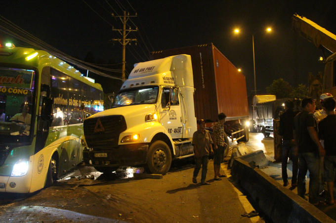 Chiếc container cày nát dải phân cách trên quốc lộ 1.