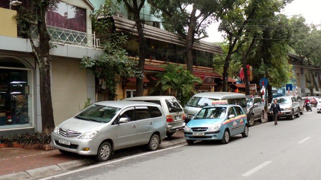 Vỉa hè trước cửa các quán ăn luôn chật kín ô tô, xe máy.