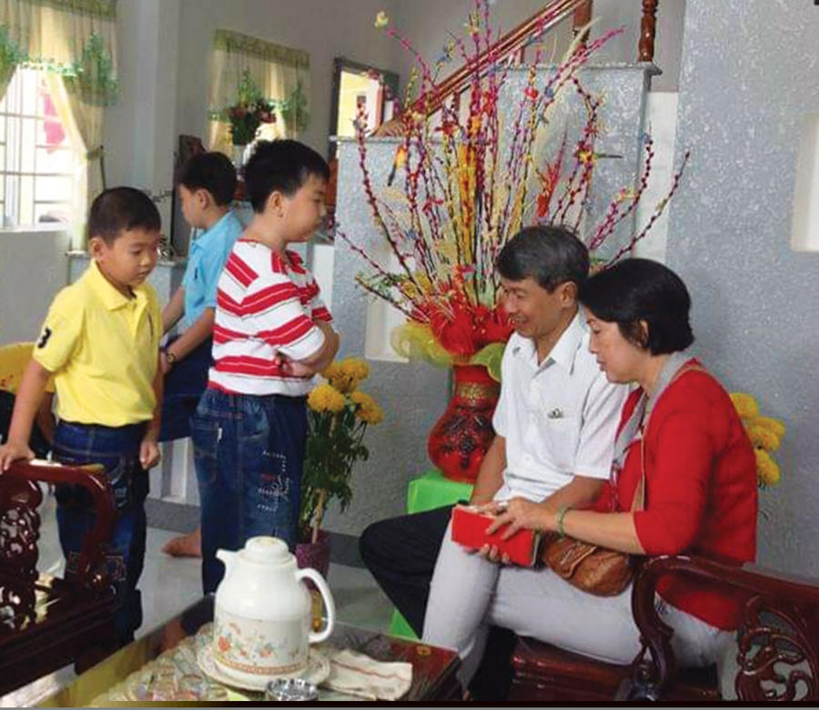 Lì xì, mừng tuổi đầu năm là một nét đẹp văn hóa có từ lâu đời của Tết Việt