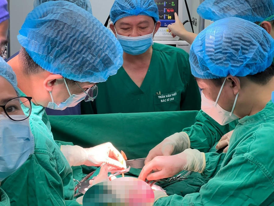 Các bác sĩ thực hiện việc ghép gan