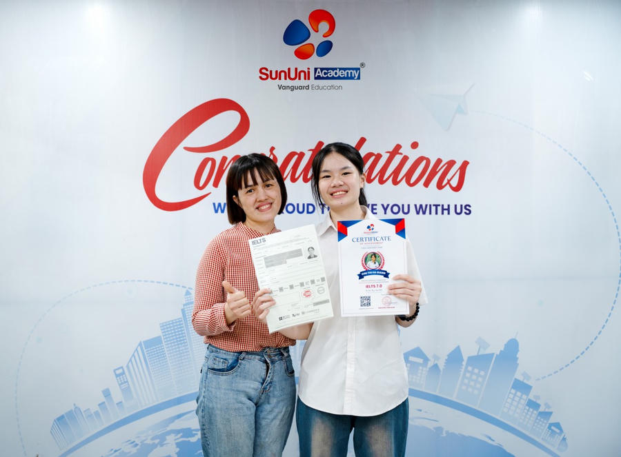 Chu Thị Hà Giang - học viên SunUni Academy rạng rỡ với tấm bằng IELTS 7.0 sau thời gian chăm chỉ trau dồi tiếng Anh.