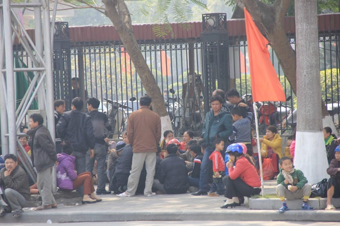 Nhiều người dân thị xã Sầm Sơn kéo nhau lên UBND tỉnh.