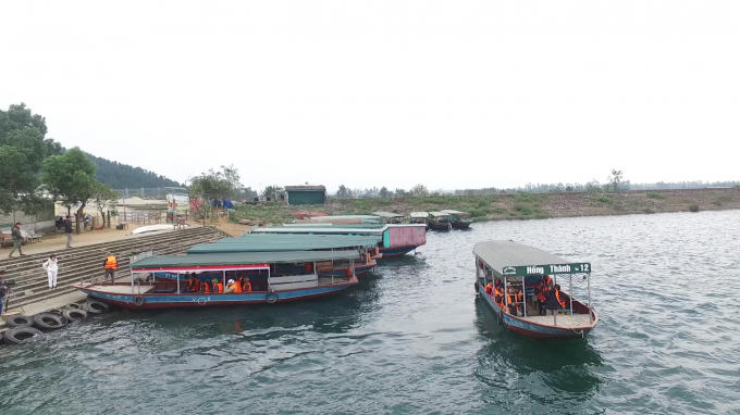 Những chiếc thuyền ở đây là thuyền cỡ lớn, có thể vận chuyển được hàng chục người trong một chuyến đi