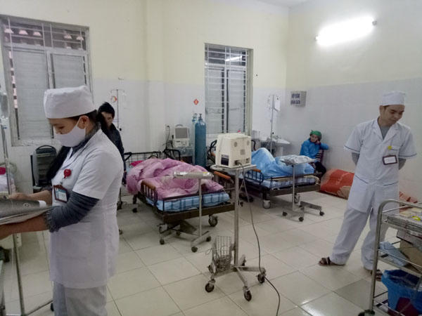 Các nạn nhân đang được điều trị tại bệnh viện đa khoa huyện Hoàng Su Phì. ( ảnh: Báo Hà Giang)