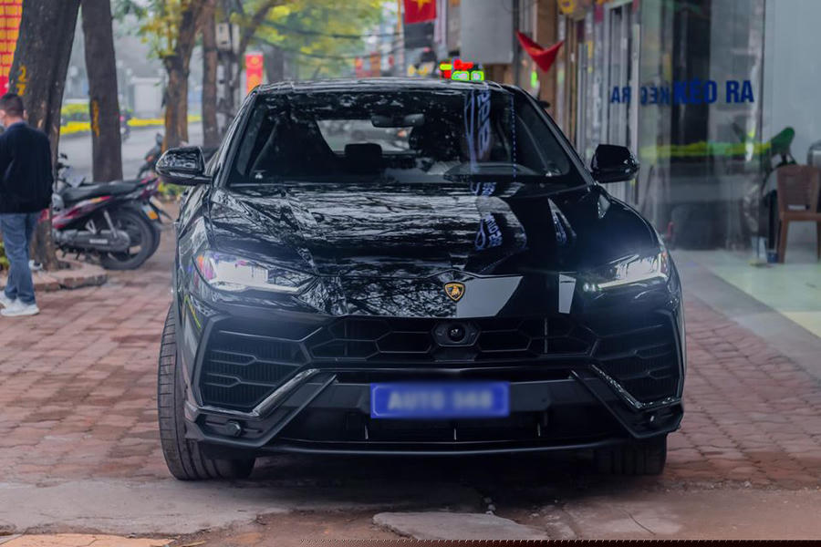 Lamborghini Urus màu đen độc nhất Việt Nam
