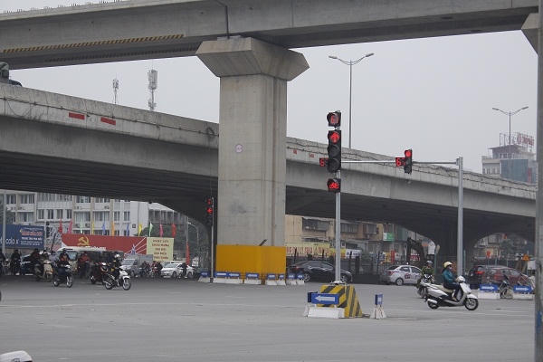 Cột đèn giao thông đứng giữa đường.