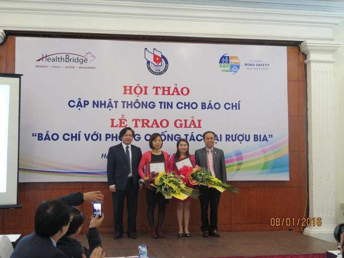 Giải B: Tác phẩm: “Khi Nghệ thuật bị “cài cắm” rượu, bia” của tác giả Thùy Dương - Báo Pháp luật Việt Nam (thứ 2 từ phải sang)