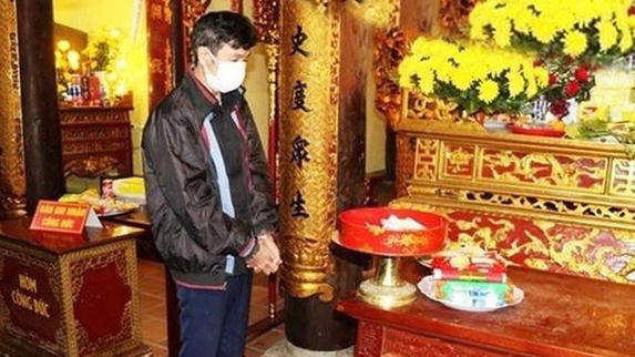 Đối tượng Lập thực nghiệm lại hiện trường vụ trộm.