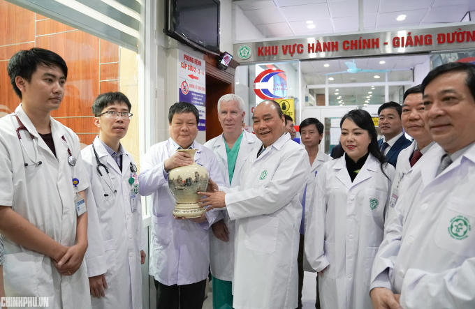 Thủ tướng tặng quà cho các y bác sỹ khoa cấp cứu Bệnh viện Bạch Mai.