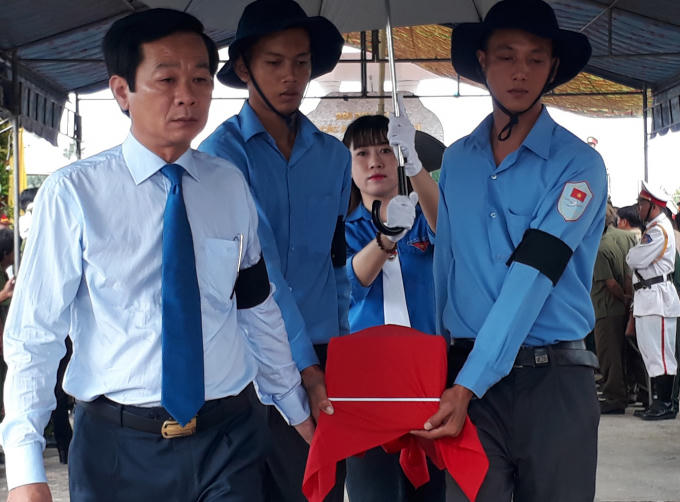 Lãnh đạo UBND tỉnh tại lễ an táng các Liệt sĩ