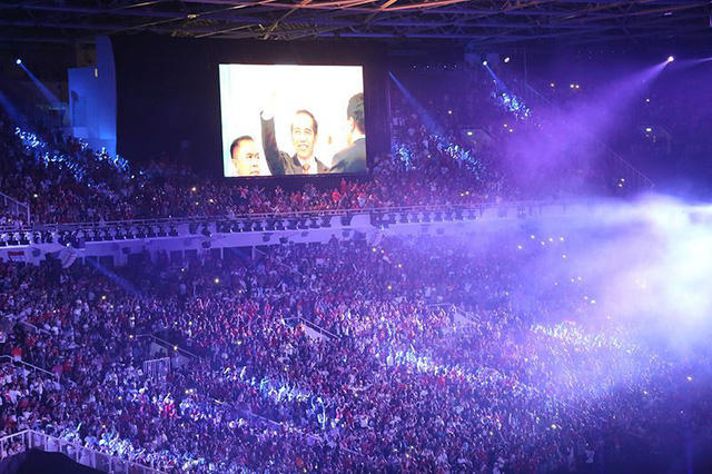 .. và khi bỏ mũ bảo hiểm đó là hình ảnh của Tổng thống Indonesia