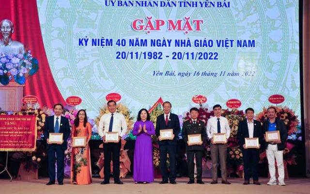 Trao kỷ niệm chương “Vì sự nghiệp giáo dục” cho 14 cá nhân tại Yên Bái