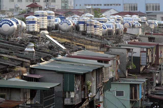 Ken đặc phía trên tầng thượng của khu Thành Công là hàng trăm bình nước.