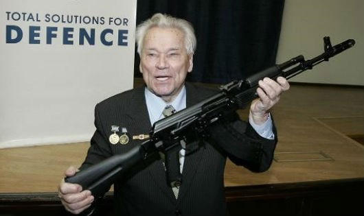 Ông Mikhail Timofeevich Kalashnikov với khẩu AK-47.