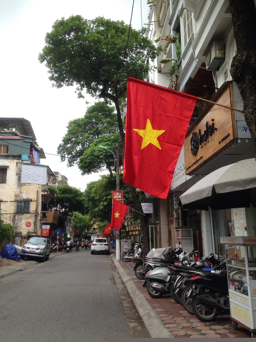 Màu cờ đỏ rợp cả vỉa hè đường phố Hà Nội.