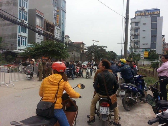 Rất đông người dân hiếu kỳ đến xem sự việc.