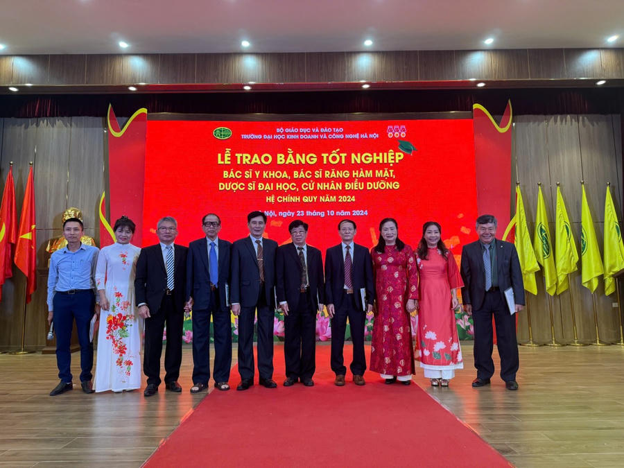 Đội ngũ giáo viên của trường ĐH Kinh doanh và công nghệ Hà Nội.