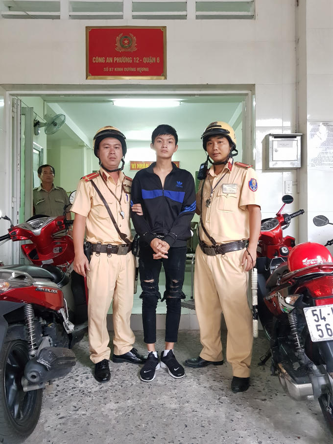 Hai chiến sĩ Đội CSGT An Lạc bắt giữ đối tượng Phúc đang trốn lệnh truy nã