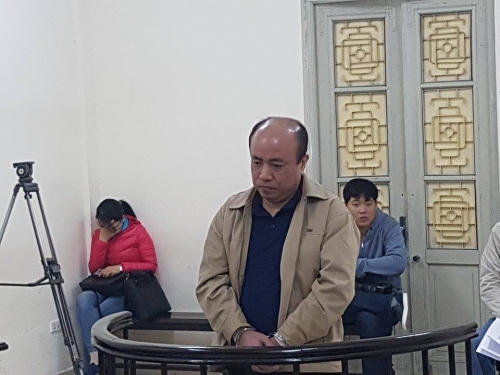 Bị cáo Nguyễn Mạnh Tiến trước vành móng ngựa. (Ảnh: báo Người đưa tin)