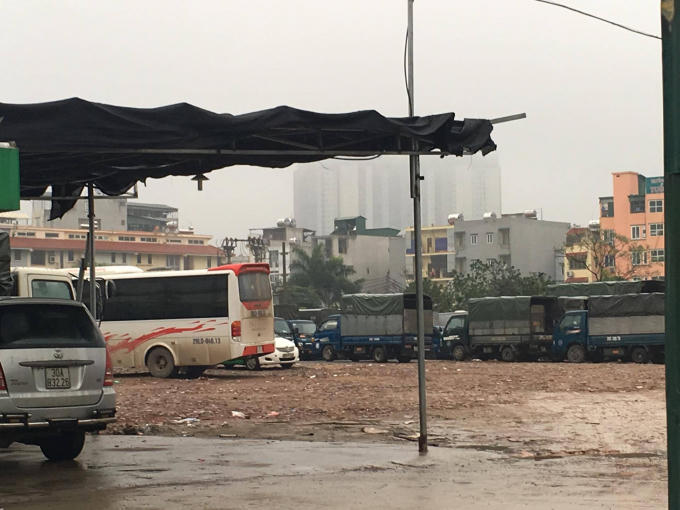 Nhiều phương tiện xe tải, xe khách được trông giữ.