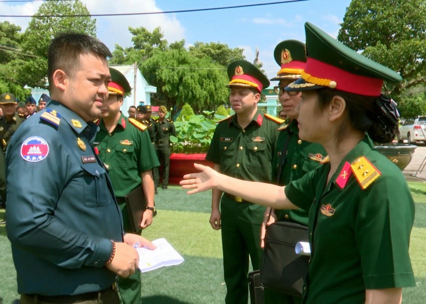 Đoàn cán bộ học viện, nhà trường cơ sở đào tạo quân sự Quân đội Nhân dân Việt Nam tổ chức Đoàn cán bộ tiếp nhận học viên Quân đội Hoàng gia Campuchia. Ảnh: Luận Quân