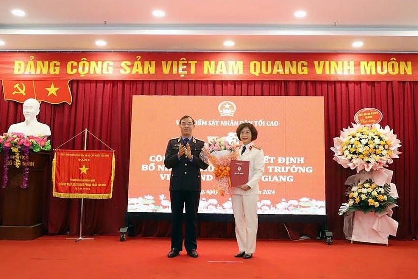 Ông Hồ Đức Anh, Phó Viện trưởng VKSND tối cao trao quyết định của Viện trưởng VKSND tối cao về việc bổ nhiệm chức vụ Viện trưởng VKSND tỉnh Hà Giang đối với bà Nguyễn Thị Mai Lập.
