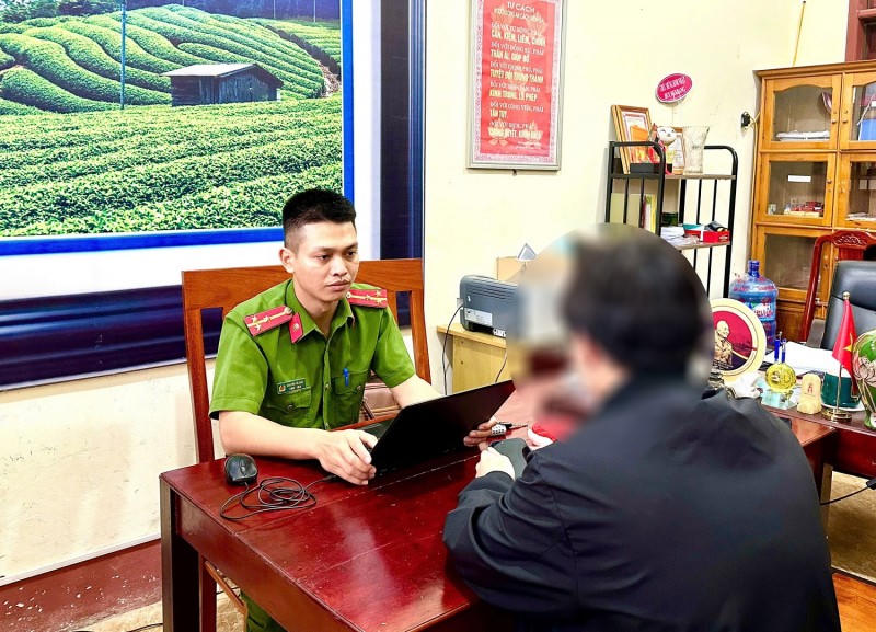 Cán bộ Công an thị trấn Phố Châu giải thích thủ đoạn của các đối tượng lừa đảo cho em H - Ảnh Công an Hà Tĩnh.
