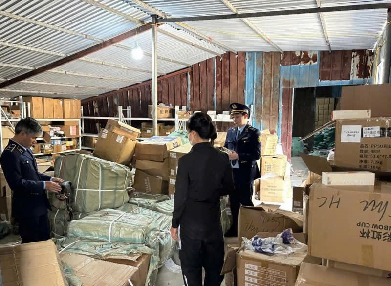 Lực lượng QLTT Quảng Ninh kiểm đếm số hàng bị phát hiện, thu giữ.