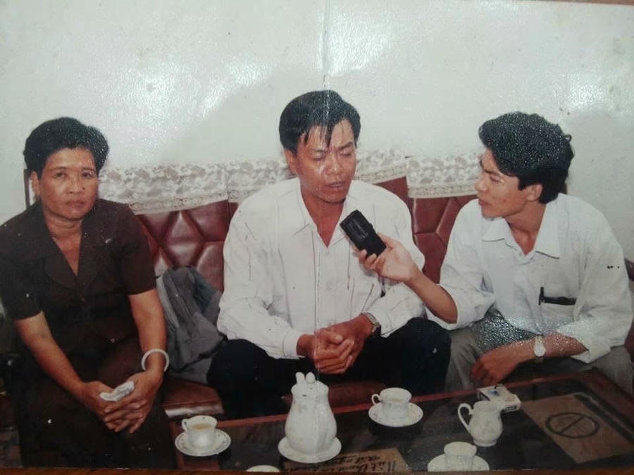 Nhà báo Đăng Bình phỏng vấn anh Bùi Minh Hải (sinh năm 1956, ngụ tại xã Long Tân, huyện Nhơn Trạch, tỉnh Đồng Nai) - người bị kết án tù chung thân về ba tội giết người, cướp tài sản công dân và hiếp dâm nhưng được minh oan và trả tự do sau loạt bài “Vụ án chiếc đồng hồ Seiko” của Nhà báo Đăng Bình đăng trên Báo Pháp luật Việt Nam năm 1998-1999. (Ảnh chụp năm 2000 khi Nhà báo Đăng Bình đang công tác tại Báo Pháp luật Việt Nam).