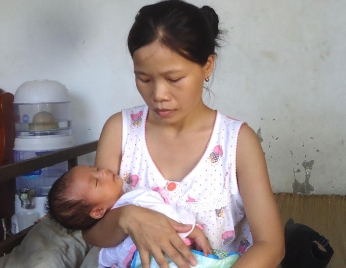 Sản phụ Nguyễn Thị Oanh, nạn nhân của vụ mổ tử cung bị cắt nhầm niệu quản. (Ảnh: D.Lê)