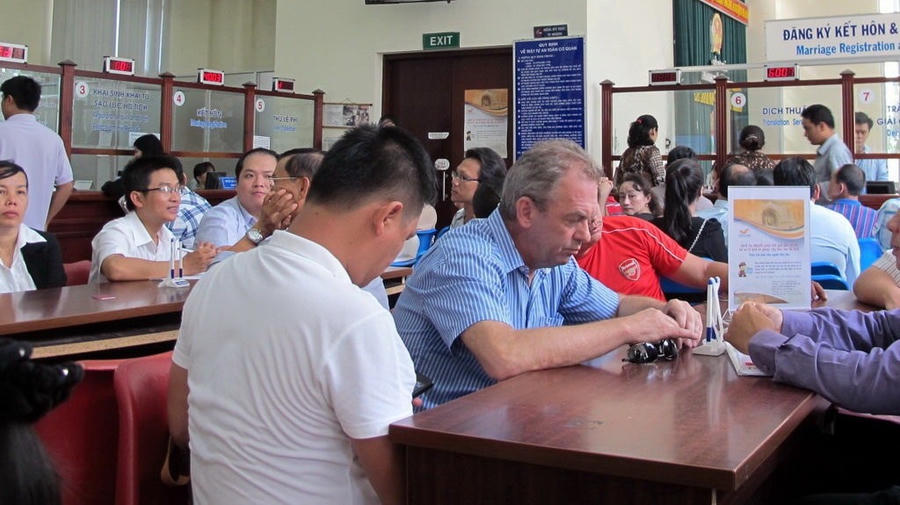 Hình thức xử lý người nước ngoài tạm trú quá thời hạn tại Việt Nam?