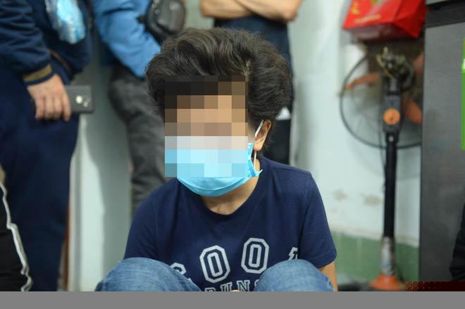 B. sợ hãi kể lại sự việc.