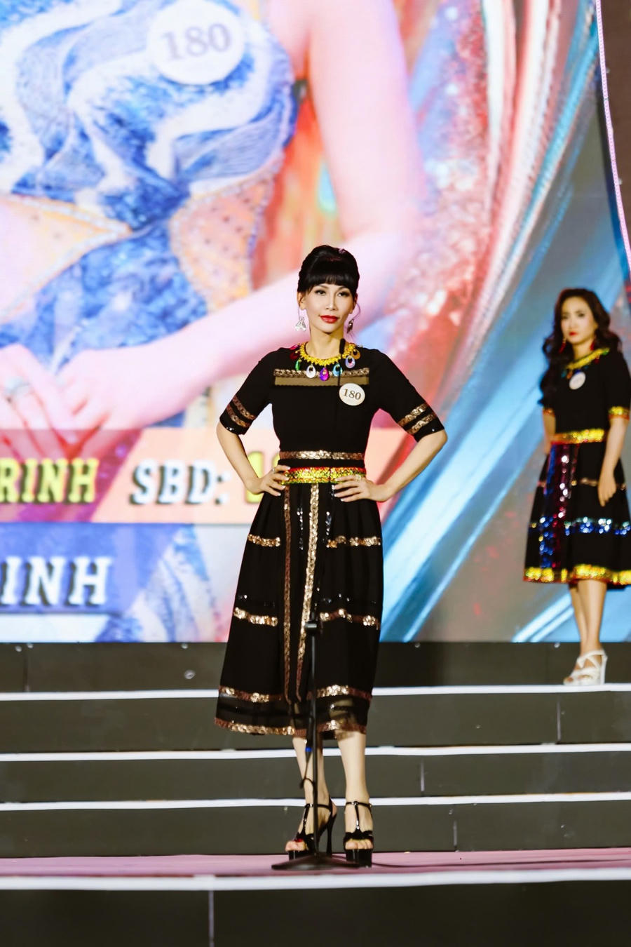 Và đẹp lạ, không kém phần lộng lẫy với trang phục của đồng bào dân tộc Tây Nguyên.