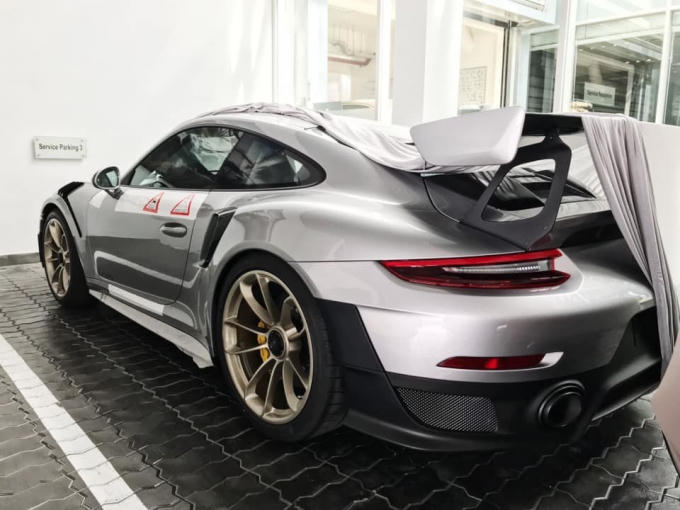 Hốc hút gió bên hông làm từ sợi carbon, lớn hơn phiên bản Turbo S, cung cấp nhiều không khí hơn cho động cơ.
