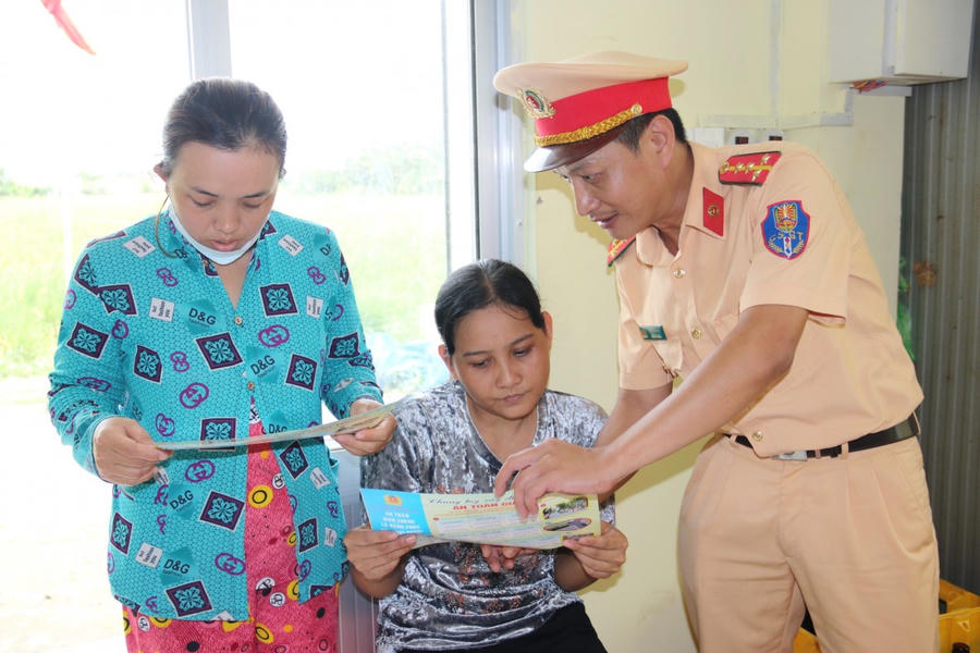 Lực lượng Cảnh sát giao thông phát hơn 2.000 tờ rơi tuyên truyền pháp luật giao thông đường thủy đến từng hộ dân vùng sông nước.