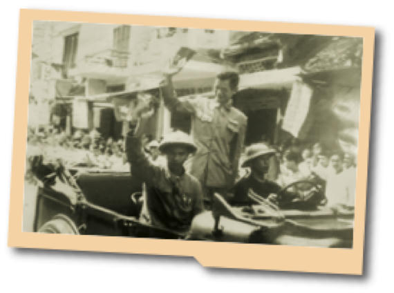 Hình ảnh ông Trần Duy Hưng, Thị trưởng Hà Nội (người thị trưởng đầu tiên dưới chính thể Việt Nam Dân chủ Cộng hòa) đi qua tiệm vải Thái An.