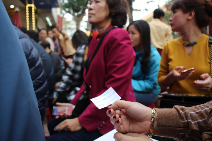 Trên tay những chiếc phiếu ghi lượt mua của khách hàng