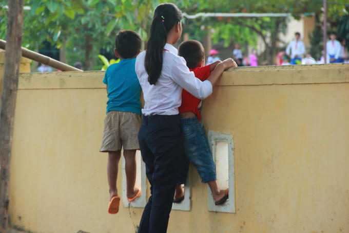Nhiều em nhỏ chưa tới tuổi đi học nhưng cũng háo hức không kém, theo chân các anh các chị tới xem ngày khai giảng.