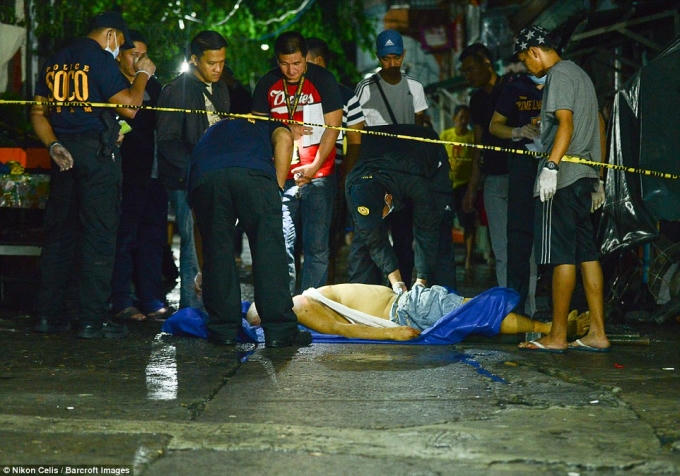 Ngày 7/8, ông Duterte đã chỉ đích danh 160 quan chức chính phủ, nhân viên cảnh sát có dính líu đến ma túy và yêu cầu những người này phải đầu hàng trong 24 giờ, nếu không sẽ bị giết chết. Ngay sau đó, 27 thị trưởng và 31 nhân viên cảnh sát, trong đó có 1 đại tá đã đến Sở Cảnh sát Quốc gia tại Manila đầu thú, mong muốn được xóa tên trong danh sách nguy hiểm của Tổng thống. (Ảnh: Daily Mail)