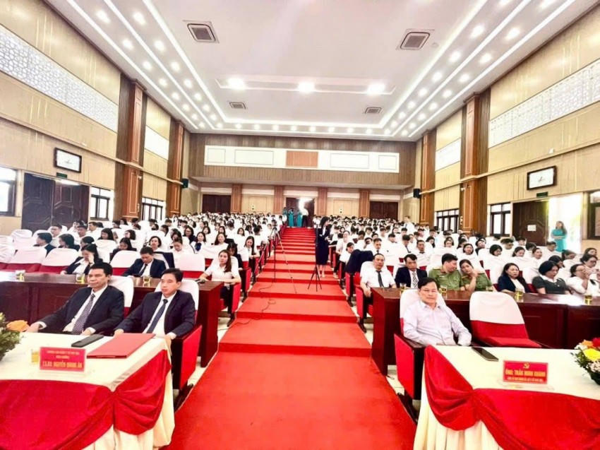 Toàn cảnh các đại biểu tham dự buổi lễ khai giảng.
