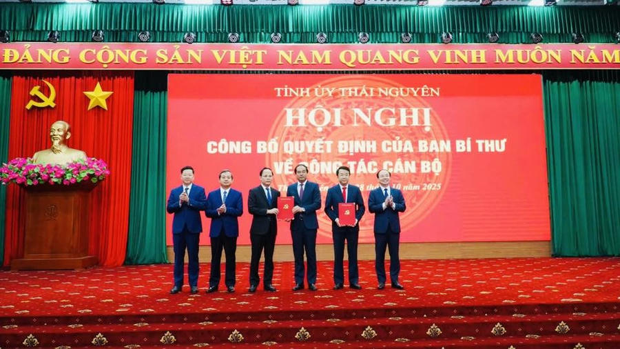 Ông Nguyễn Thanh Bình và ông Nguyễn Linh nhận Quyết định của Ban Bí thư.