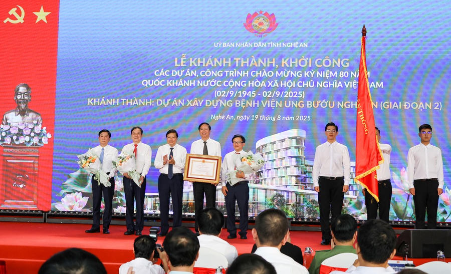 Trao tặng thưởng Huân chương Lao động Hạng Ba cho Bệnh viện Ung bướu Nghệ An.