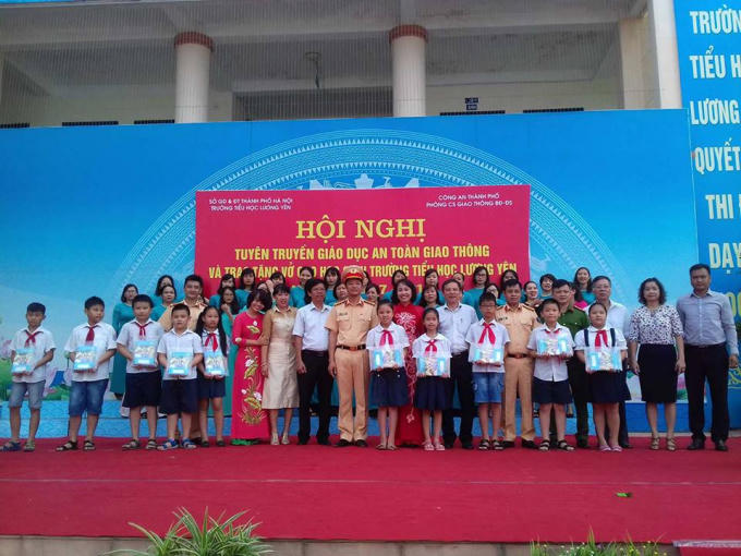Đại diện Phòng CSGT Công an TP Hà Nội chụp ảnh lưu niệm cùng giáo viên và học sinh trường Tiểu học Lương Yên.