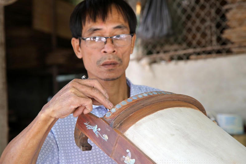 Việc làm đàn đòi hỏi vô cùng tỉ mỉ công phu.